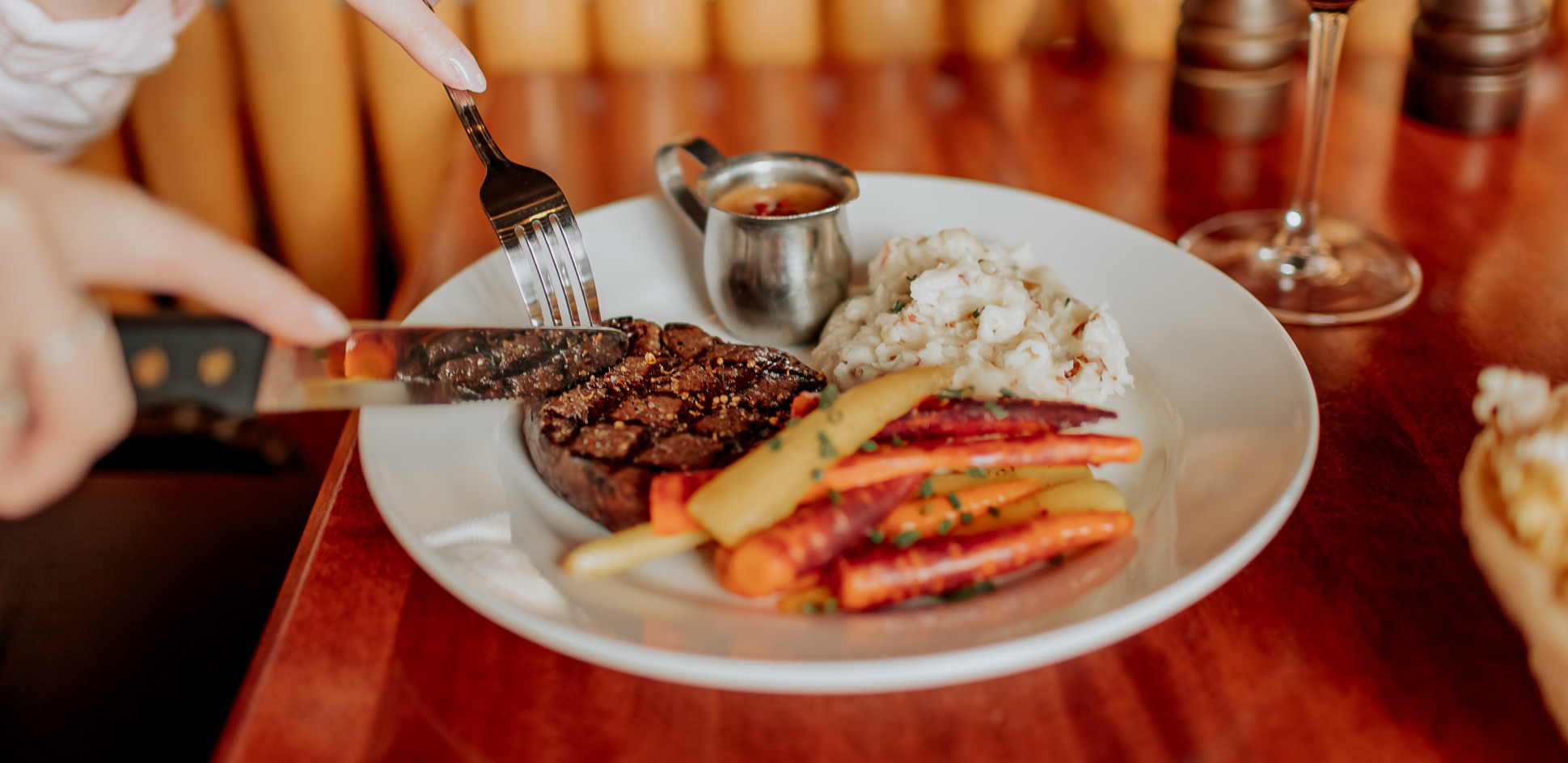 Menu Filet mignon Boisbriand La Cage Brasserie sportive